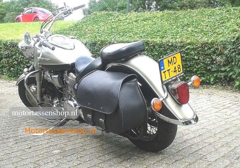 Suzuki Intruder met motortas, zwart nerfleder, 1x40L, J5901zn