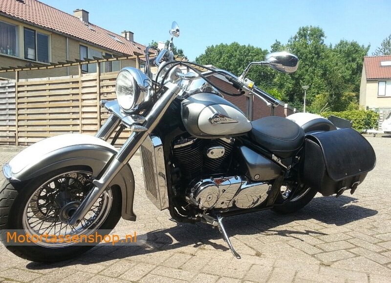 Suzuki Intruder VL800 met motortas, zwart nerfleder, 1x40L, J5901