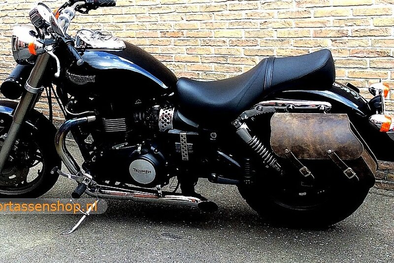 Triumph Speedmaster met motortas, antiek, 2x13,5L, C4080a